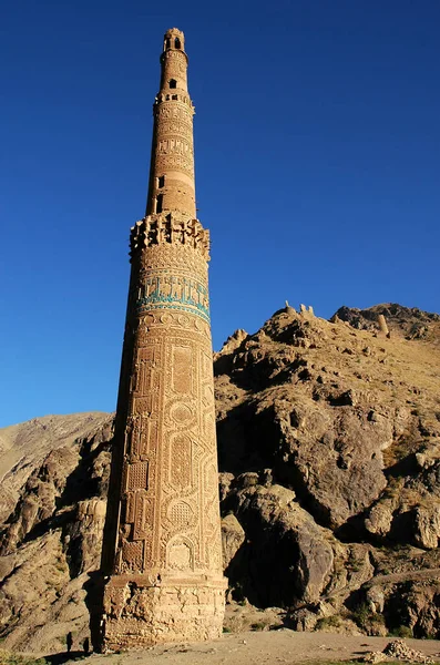 阿富汗古尔省Jam的Minaret Jam Minaret是位于阿富汗中部偏远地区的一个教科文组织遗址 Jam歌剧院底部的两个人物形象说明了规模 — 图库照片