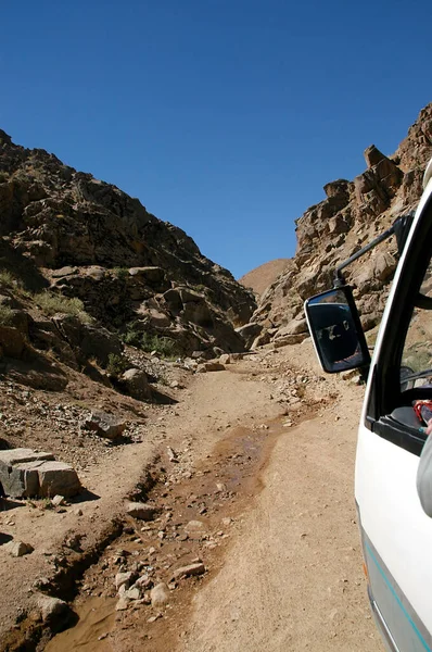アフガニスタンのゴール州ジャムのミナレット ジャムのミナレットへのアクセス道路は 岩の多い谷に沿って大まかな未舗装のトラックです ジャムミナレットは 中央アフガニスタンの遠隔地にあるユネスコのサイトです — ストック写真