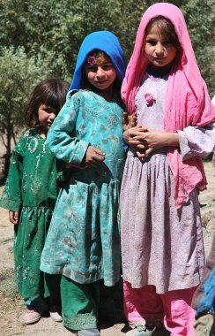 Afganistan 'ın Ghor Eyaleti' ndeki Jam Minaresi yakınlarında göçebe yerleşimi. Çocuklar geleneksel kıyafetler giyerek poz verirler. Orta Afganistan 'ın bu ücra köşelerinde göçebeler hala yaygın..