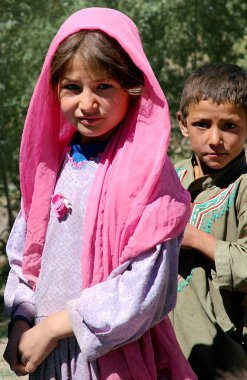 Afganistan 'ın Ghor Eyaleti' ndeki Jam Minaresi yakınlarında göçebe yerleşimi. Çocuklar geleneksel kıyafetler giyerek poz verirler. Orta Afganistan 'ın bu ücra köşelerinde göçebeler hala yaygın..