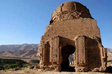 Chisht-e-Sharif, Herat Eyaleti, Afganistan. Afganistan 'ın batısındaki Chisht e Sharif' teki (veya Chist e Sharif) Ghorid döneminden kalma iki tuğla kubbeden biri. Antik anıtın geometrik tasarımları var..