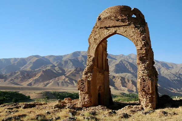 Chisht-e-Sharif, Herat Eyaleti, Afganistan. Afganistan 'ın batısındaki Chisht e Sharif' teki (veya Chist e Sharif) Ghorid döneminden kalma iki tuğla kubbeden biri. Anıtlar 12. yüzyılda inşa edildi..