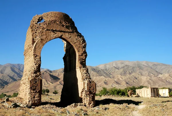 阿富汗赫拉特省Chisht Sharif 是阿富汗西部Chisht Sharif 或Chist Sharif 古里德时期的两个砖圆顶中的一个 这些纪念碑建于12世纪 — 图库照片