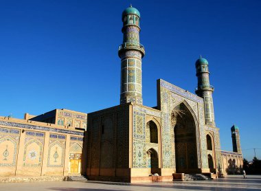 Batı Afganistan 'da Herat. Herat Büyük Camii (Cuma Camisi veya Jama Mescid). Cami mozaikler ve Kuran kaligrafisi ile süslenmiş. Cami Afganistan 'daki en eski camilerden biri..