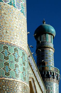 Batı Afganistan 'da Herat. Herat Büyük Camii (Cuma Camisi veya Jama Mescid). Caminin önündeki minarelerde kuşlar olan fayanslar. Bu cami Afganistan 'daki en eski camilerden biridir..