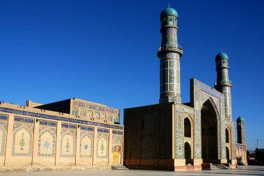 Batı Afganistan 'da Herat. Herat Büyük Camii (Cuma Camisi veya Jama Mescid). Cami mozaikler ve Kuran kaligrafisi ile süslenmiş. Cami Afganistan 'daki en eski camilerden biri..