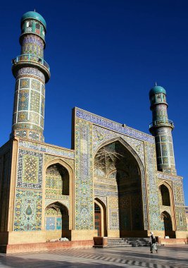 Batı Afganistan 'da Herat. Herat Büyük Camii (Cuma Camisi veya Jama Mescid). Cami mozaikler ve Kuran kaligrafisi ile süslenmiş. Cuma Camii 'nde Herat, Afganistan' da insanlar var..