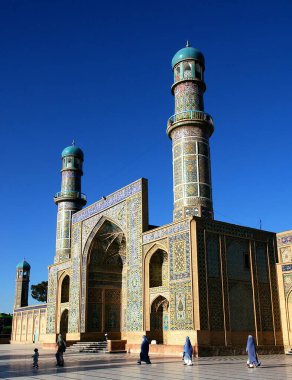 Batı Afganistan 'da Herat. Herat Büyük Camii (Cuma Camisi veya Jama Mescid). Cami mozaikler ve Kuran kaligrafisi ile süslenmiş. Cuma Camii 'nde Herat, Afganistan' da insanlar var..