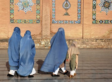 Batı Afganistan 'da Herat. Herat Büyük Camii (Cuma Camisi veya Jama Mescid). Çarşaflı üç kadın ve caminin önünde yürüyen bir kız. Cami Afganistan 'daki en eski camilerden biri.