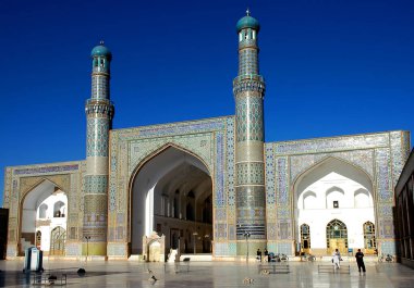 Batı Afganistan 'da Herat. Herat Büyük Camii (Cuma Camisi veya Jama Mescid). Cami mozaikler ve Kuran kaligrafisi ile süslenmiş. Herat, Afganistan 'daki caminin avlusunda..
