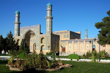 Batı Afganistan 'da Herat. Herat Büyük Camii (Cuma Camisi veya Jama Mescid). Cami mozaikler ve Kuran kaligrafisi ile süslenmiş. Cuma Camii ve Afganistan 'daki bahçe..