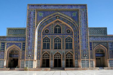 Batı Afganistan 'da Herat. Herat Büyük Camii (Cuma Camisi veya Jama Mescid). Avluda mozaikler ve Kuran kaligrafisi ile dekore edilmiş bir bina. Herat, Afganistan 'daki Cuma Camii.