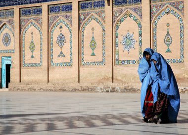 Afganistan 'da Herat. Herat Büyük Camii (Cuma Camisi veya Jama Mescid). Mavi çarşaflı iki kadın caminin önünde yürüyor. Bu cami Afganistan 'daki en eski camilerden biridir..