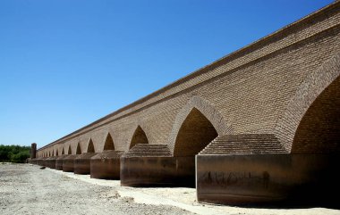 Bu, Batı Afganistan 'ın Herat kentindeki Hari Nehri (Harirud) boyunca uzanan Malan Köprüsü (Pul-e Malan). Herat 'ta inşa edilen ilk köprülerden biriydi. Afganistan 'da ünlü bir köprü..