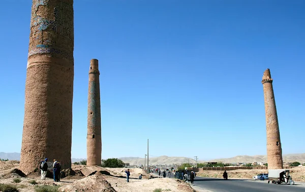 阿富汗的赫拉特其中三座位于赫拉特的Musalla Minarets是Musalla建筑群的一部分 仍有五座尖塔被毁 但仍屹立不倒 阿富汗西部的一个重要历史遗迹 — 图库照片