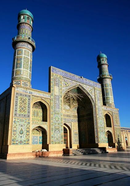 阿富汗西部的赫拉特 赫拉特大清真寺 星期五清真寺或Jama Masjid 清真寺装饰有马赛克和古兰经书法 星期五清真寺 有阿富汗赫拉特人参加 — 图库照片