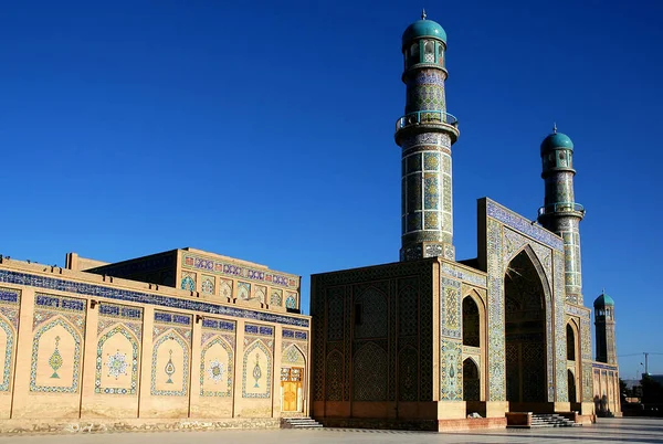 Batı Afganistan 'da Herat. Herat Büyük Camii (Cuma Camisi veya Jama Mescid). Cami mozaikler ve Kuran kaligrafisi ile süslenmiş. Cami Afganistan 'daki en eski camilerden biri..