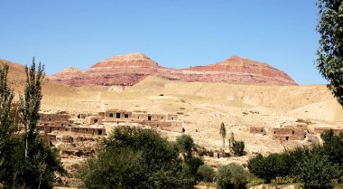 Afganistan 'ın batısının çok ücra bir köşesinde Herat ve Qala-e-Naw arasında, Herat Vilayeti, renkli kızıl dağlarla dolu bir zemin. Herat 'tan Bala Morgab' a giden yolda..