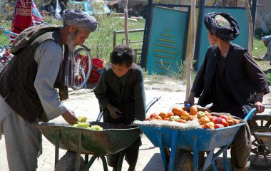 Afganistan 'ın Badghis Eyaleti' nde Bala Murghab yakınlarında bir köy. Afganistan 'ın batısındaki bu ücra köyde genç bir adam ve bir çocuk el arabalarının meyvelerini satıyor.. 