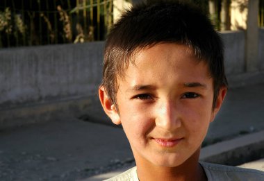 Faryab Eyaleti, Afganistan 'da Maymana. Maymana 'da sokakta duran genç bir çocuğun portresi. Maymana batı Afganistan 'da..