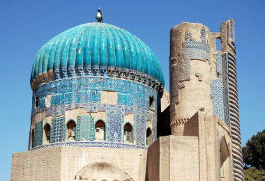 Afganistan 'ın Balkh kentindeki Khwaja Abu Nasr Parsa (Yeşil Cami) Tapınağı. Tapınak mozaikler ve biçimlendirilmiş Kuran el yazısı ile süslenmiş. Balkh 'taki cami, Kuzey Afganistan.