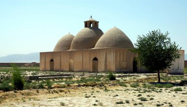 Balkh ve Mazar-i-Şerif arasındaki Takht-e-Pul 'da Balkh ili, kuzey Afganistan' da yeniden inşa edilmiş bir cami. Dışarıdan bakıldığında caminin eski bir valinin inzivasına çekildiğini görüyoruz..