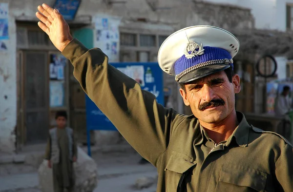 Maymana Provincie Faryab Afghanistan Een Man Leidt Het Verkeer Straten — Stockfoto