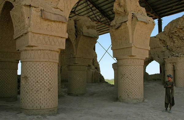 阿富汗巴尔赫省巴尔赫 巴尔赫郊外的Haji Piyada清真寺 Noh Gumbad 是阿富汗历史最悠久的伊斯兰建筑 列和规模人员的剩余部分 — 图库照片