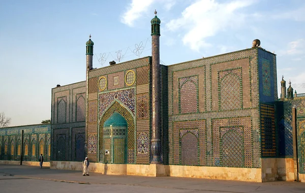 Mazar Sharif Balkh Province Afghanistan Two Men Walk Blue Mosque — Stock Photo, Image