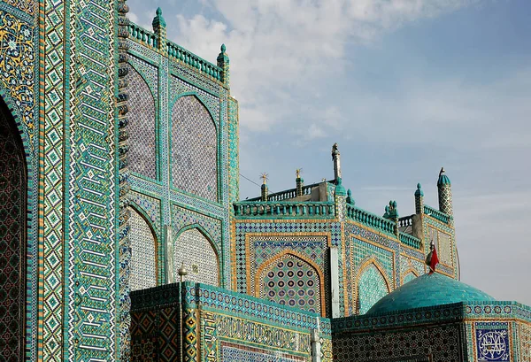 Afganistan 'ın Balkh ilindeki Mazar-i-Şerif' teki Mavi Cami. Mazar i Sharif 'teki caminin ayrıntıları renkli dekoratif mozaikler ve geometrik desenli fayanslar gösteriyor. Kuzey Afganistan.