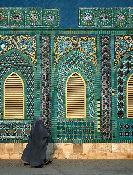 Голубая Мечеть Мазари Шарифе Провинция Балх Афганистане Две Женщины Синих — стоковое фото