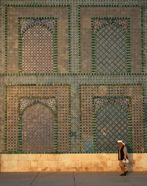 Mazar Sharif Balkh Province Afghanistan Man Walks Blue Mosque Mazar — Stock Photo, Image