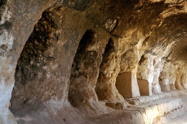 Takht-e Rostam (Takht-e Rustam), Afganistan 'ın kuzeyinde bir stupa manastırı. Mağara manastırının içinde mağara sistemini gösteriyor. Takht e Rostam, Mazar i Sharif ve Pol e Khomri, Afganistan arasında..