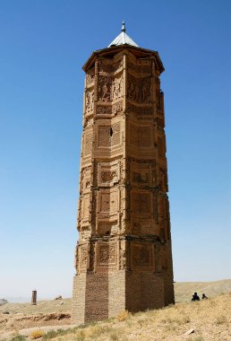 Afganistan 'daki Gazni' deki iki eski minare. Gazni Minareleri özenle geometrik desenlerle süslenmiş. Anıtlar Afganistan 'ın orta kesimindeki Gazni' nin ünlü bir sembolü..