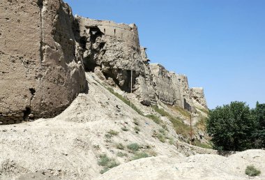 Afganistan, Gazni 'deki Gazni Kalesi' nin duvarı. Bu yıkık dökük savunma duvarı antik bir şehrin büyük tarihi kalesinin kalıntıları. Ghazni 'deki şehir duvarı, Orta Afganistan.