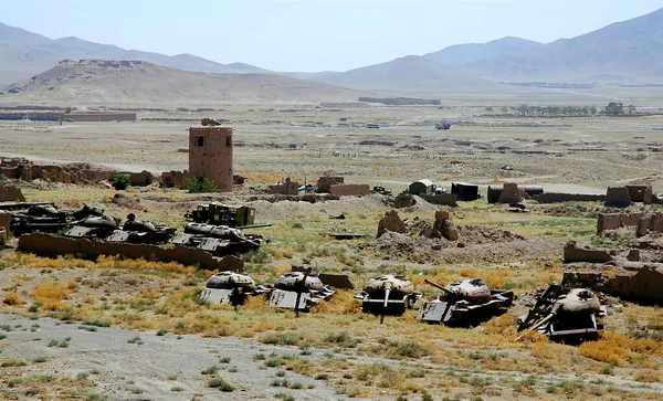 Afganistan 'da Gazni yakınlarında terk edilmiş tanklar ve zırhlı araçlar. Tanklar Afganistan 'ın merkezindeki ünlü Gazni Minareleri' ne yakınlar ve Afganistan Savaşı 'nı hatırlatıyorlar.