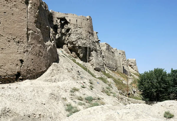 阿富汗加兹尼的加兹尼城堡墙 这座摇摇欲坠的防御墙是一座古城墙城中一座巨大的历史要塞的遗迹 阿富汗中部加兹尼的城墙 — 图库照片