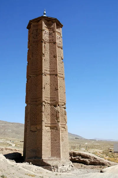 阿富汗加兹尼两座古老的尖塔之一 加兹尼Minarets是精心装饰几何图案 这些纪念碑是阿富汗中部加兹尼的著名象征 — 图库照片