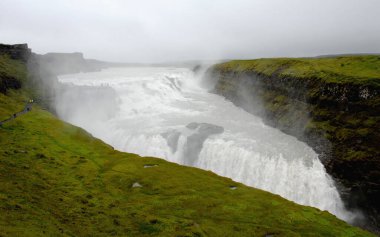 Gullfoss Şelalesi (İzlandaca: Gullfoss Waterfall) İzlanda 'nın Reykjavik şehrindeki Altın Daire Turu' nun bir parçasıdır. Gullfoss Şelalesi (Golden Falls) İzlanda 'da bir turistik merkezdir..