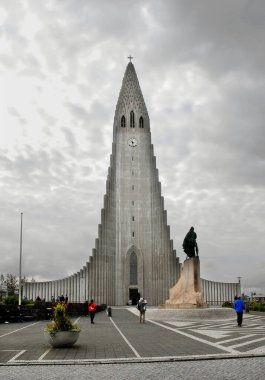 Reykjavik, İzlanda 'daki Hallgrimskirkja. Hallgrimskirkja İzlanda 'nın en büyük kilisesidir ve Reykjavik' in en bilinen simgelerinden biridir. Lief Erikson 'ın heykeliyle kilisenin manzarası..
