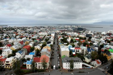 Reykjavik, İzlanda 'daki Hallgrimskirkja. Hallgrimskirkja, İzlanda 'nın en büyük kilisesidir ve Reykjavik' in önemli bir simgesidir. Reykjavik şehir merkezi, kilise kulesinin tepesinden görünüyor.