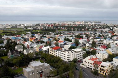 Reykjavik, İzlanda 'daki Hallgrimskirkja. Hallgrimskirkja, İzlanda 'nın en büyük kilisesidir ve Reykjavik' in önemli bir simgesidir. Reykjavik şehir merkezi, kilise kulesinin tepesinden görünüyor.