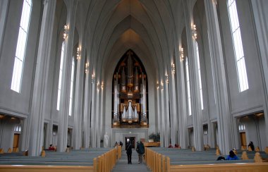 Reykjavik, İzlanda 'daki Hallgrimskirkja. Hallgrimskirkja İzlanda 'nın en büyük kilisesidir ve Reykjavik' in en bilinen simgelerinden biridir. Saflık ve büyük boru organı iç görünümü.