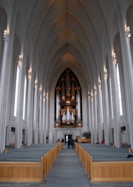 Reykjavik, İzlanda 'daki Hallgrimskirkja. Hallgrimskirkja İzlanda 'nın en büyük kilisesidir ve Reykjavik' in en bilinen simgelerinden biridir. Saflık ve büyük boru organı iç görünümü.