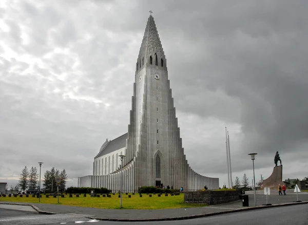 Reykjavik, İzlanda 'daki Hallgrimskirkja. Hallgrimskirkja İzlanda 'nın en büyük kilisesidir ve Reykjavik' in en bilinen simgelerinden biridir. Lief Erikson 'ın heykeliyle kilisenin manzarası..