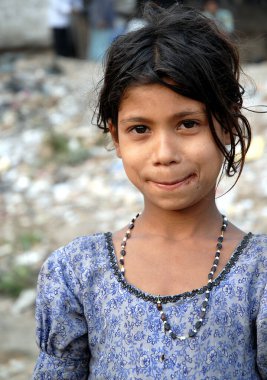 Bangladeş 'teki Dhaka. Bangladeş, Dhaka sokaklarında genç bir kız. Kız Sadarghat bölgesinde, nehrin yanında. Yerel hayat, Dhaka, Bangladeş.
