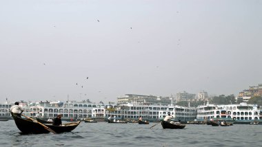 Bangladeş, Dhaka 'da Sadarghat. Dhaka 'daki Sadarghat' ta birçok küçük tekne nehri geçer. Nehir, Bangladeş 'in bu büyük limanında yerel tekneler ve büyük gemilerle çok meşgul..