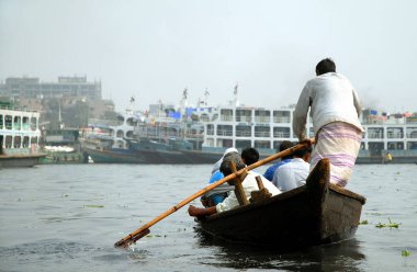 Bangladeş, Dhaka 'da Sadarghat. Yerel halkı Sadarghat, Dhaka 'da küçük bir tekneyle nehirden geçirmek. Birçok tekne sürekli nehri geçiyor. Bangladeş yerel taşımacılığı.