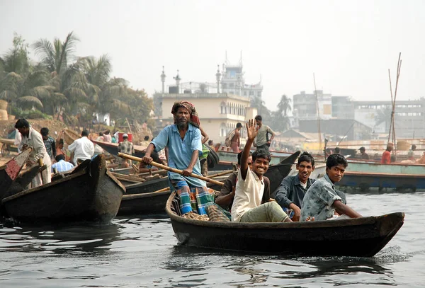 Sadarghat Dhakában Bangladesben Helyi Embereket Szállítanak Folyón Sadarghatban Dhakában Sok — Stock Fotó