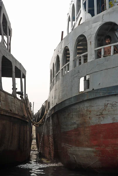 Sadarghat Dhakában Bangladesben Két Hajó Dhakai Sadarghat Kikötőben Egy Férfi — Stock Fotó